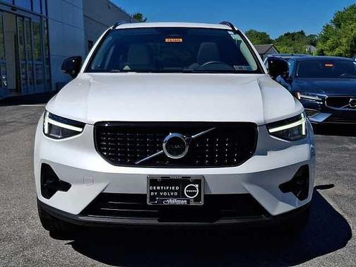 Crystal White 2024 Volvo XC40 Plus