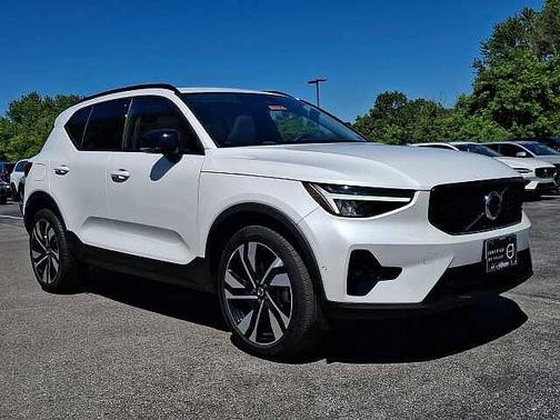 Crystal White 2024 Volvo XC40 Plus