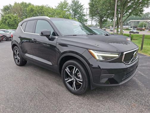 2025 Volvo XC40 B5 AWD Core Bright Theme