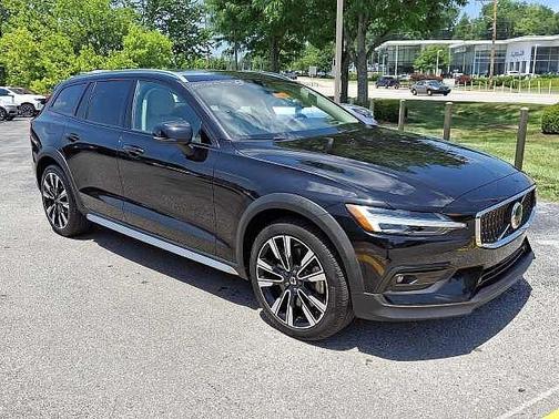 Onyx Black 2023 Volvo V60 Cross Country Ultimate