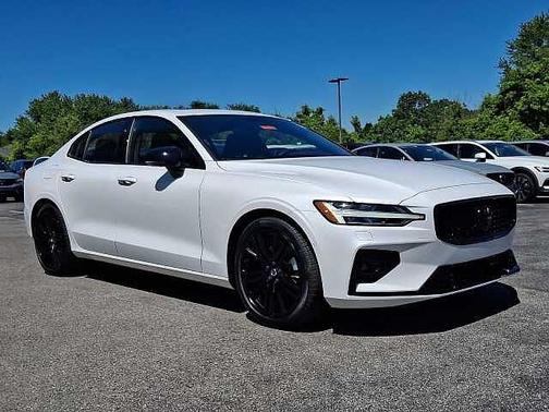 Crystal White MET 2024 Volvo S60 Plus Black Edition