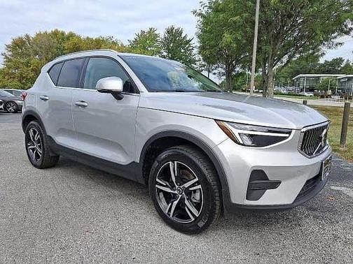 2025 Volvo XC40 Core