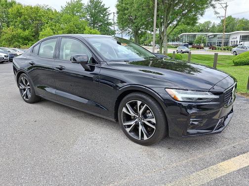 2024 Volvo S60 B5 AWD Plus Dark Theme