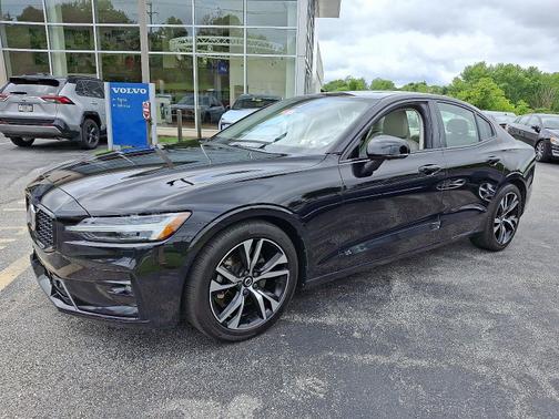 2024 Volvo S60 B5 AWD Plus Dark Theme