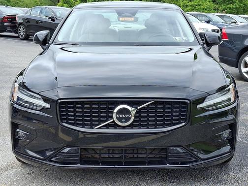 2024 Volvo S60 B5 AWD Plus Dark Theme