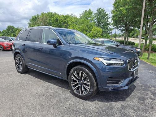 2022 Volvo XC90 T5 AWD Momentum 7-Passengers