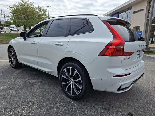 2024 Volvo XC60 B5 AWD Plus Dark Theme