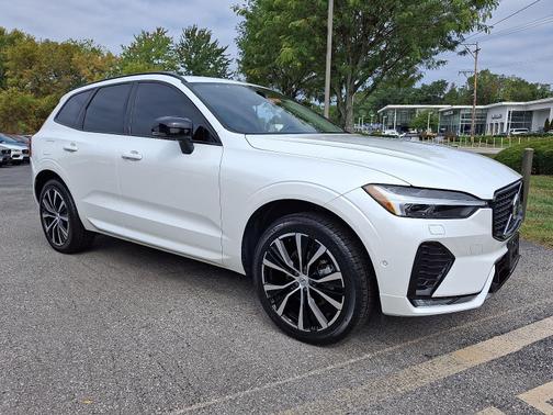2024 Volvo XC60 B5 AWD Plus Dark Theme