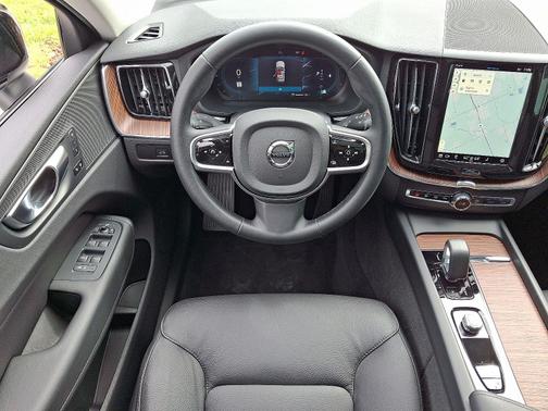 2024 Volvo XC60 B5 AWD Plus Dark Theme