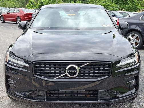 2022 Volvo S60 B5 FWD R-Design