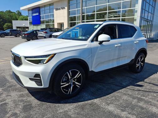 2025 Volvo XC40 B5 AWD Core Bright Theme