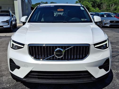 2025 Volvo XC40 B5 AWD Core Bright Theme