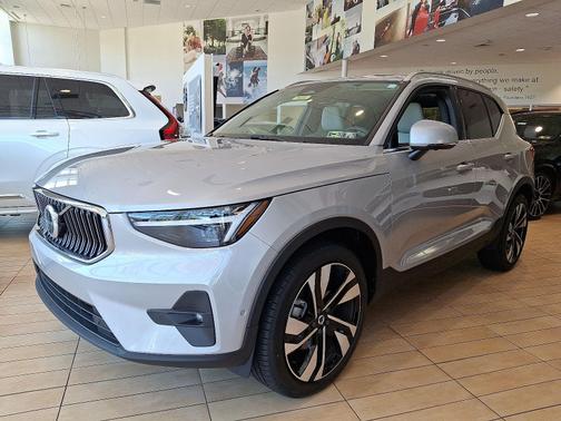 2025 Volvo XC40 B5 Ultra Bright Theme