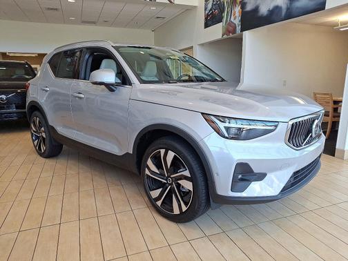 2025 Volvo XC40 B5 Ultra Bright Theme