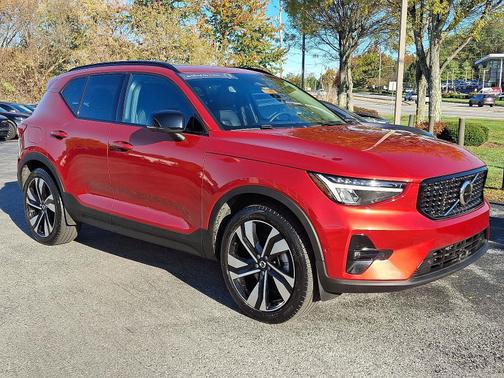 2023 Volvo XC40 Plus Dark Theme