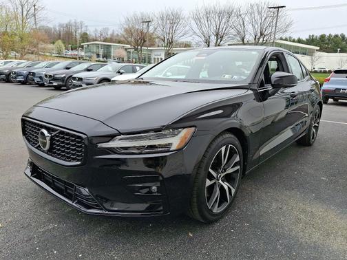 2024 Volvo S60 B5 FWD Plus Dark Theme