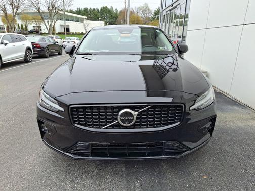 2024 Volvo S60 B5 FWD Plus Dark Theme