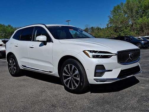 Crystal White 2023 Volvo XC60 Plus