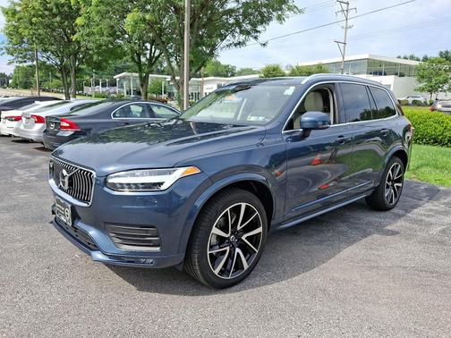 2022 Volvo XC90 T6 AWD Momentum 7-Passengers