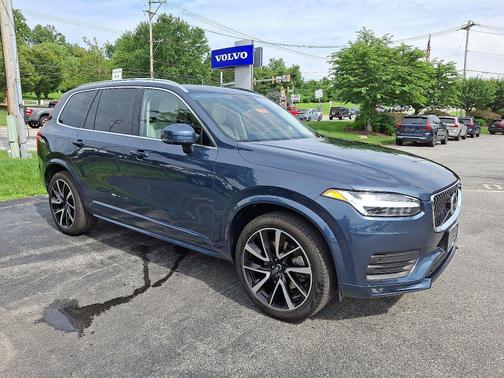 2022 Volvo XC90 T6 AWD Momentum 7-Passengers