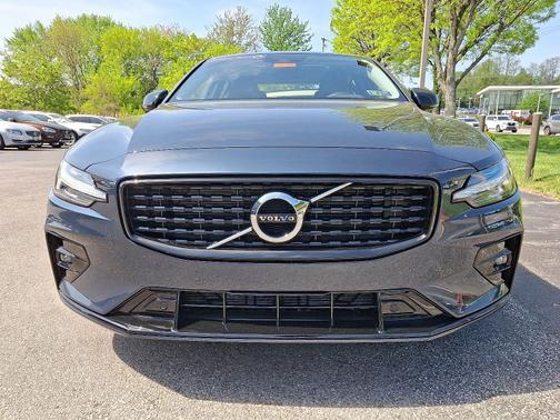 2022 Volvo S60 B5 AWD Momentum