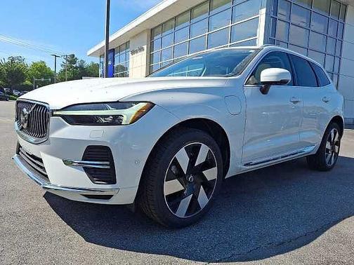 Crystal White 2023 Volvo XC60 Ultimate Bright Theme