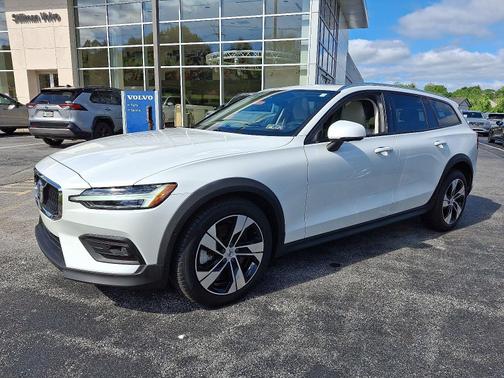 2024 Volvo V60 Cross Country B5 AWD Plus