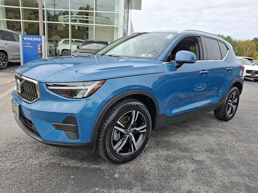 2025 Volvo XC40 B5 AWD Core Bright Theme