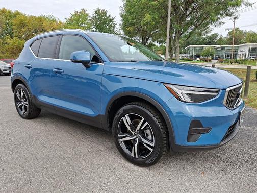 2025 Volvo XC40 B5 AWD Core Bright Theme