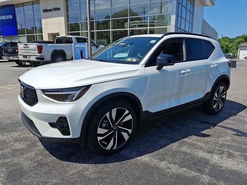 2025 Volvo XC40 B5 AWD Plus Dark Theme