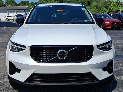2025 Volvo XC40 B5 AWD Plus Dark Theme