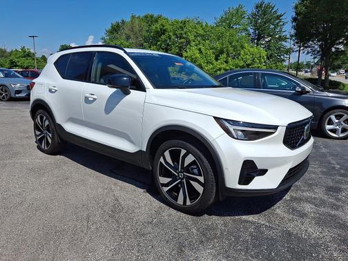 2025 Volvo XC40 B5 AWD Plus Dark Theme