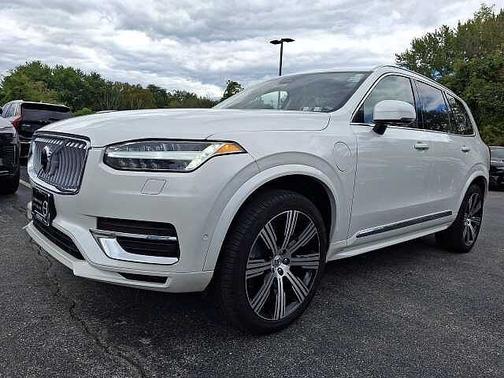 Crystal White 2025 Volvo XC90 Ultra