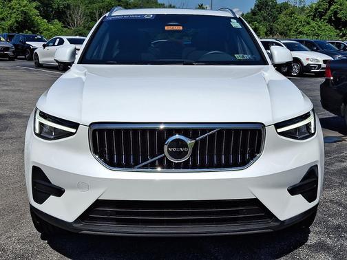2025 Volvo XC40 B5 AWD Core Bright Theme