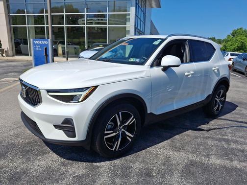 2025 Volvo XC40 B5 AWD Core Bright Theme