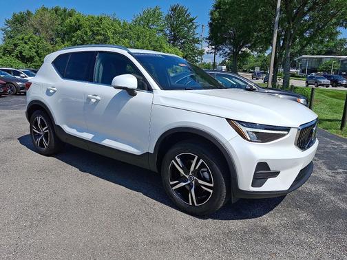 2025 Volvo XC40 B5 AWD Core Bright Theme