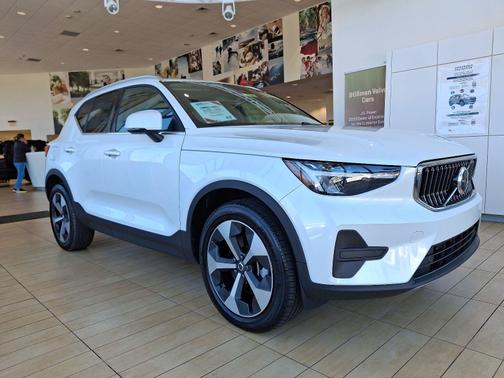 2025 Volvo XC40 B5 Core Bright Theme
