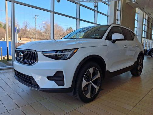 2025 Volvo XC40 B5 Core Bright Theme