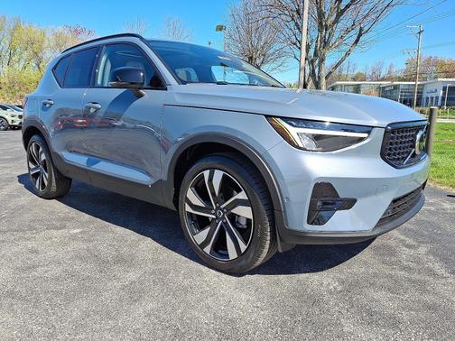 2023 Volvo XC40 B5 AWD Plus Dark Theme