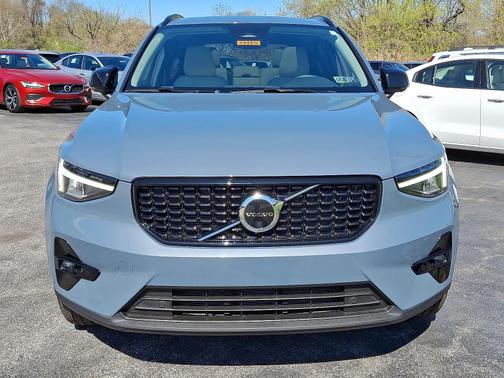 2023 Volvo XC40 B5 AWD Plus Dark Theme