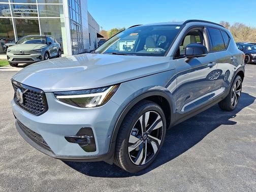 2023 Volvo XC40 B5 AWD Plus Dark Theme