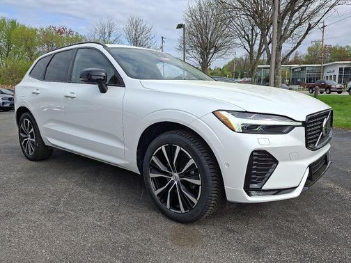 2023 Volvo XC60 B5 AWD Plus Dark Theme