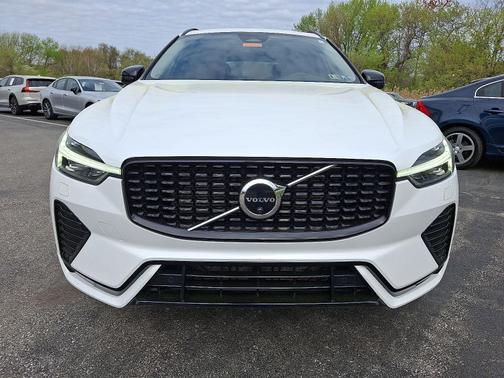 2023 Volvo XC60 B5 AWD Plus Dark Theme