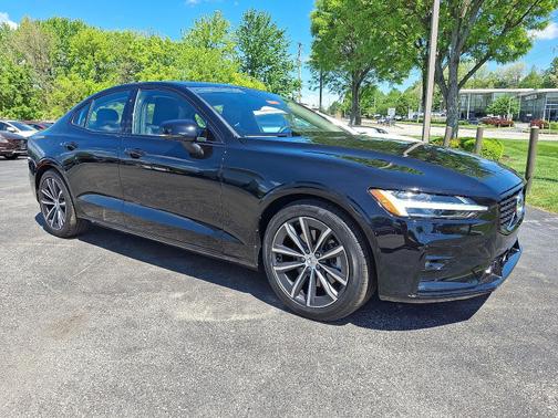 2022 Volvo S60 B5 FWD Momentum