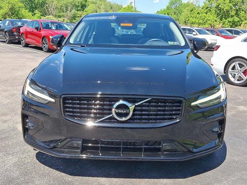 2022 Volvo S60 B5 FWD Momentum