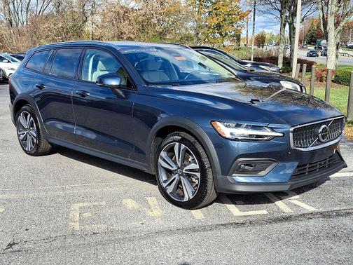 2025 Volvo V60 Cross Country Plus