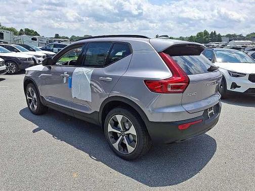 Aurora Silver 2026 Volvo XC40 Core