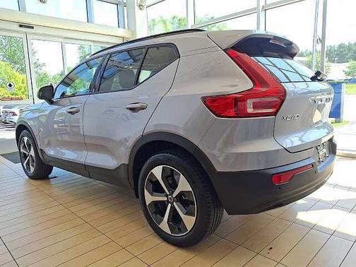 Aurora Silver 2026 Volvo XC40 Core