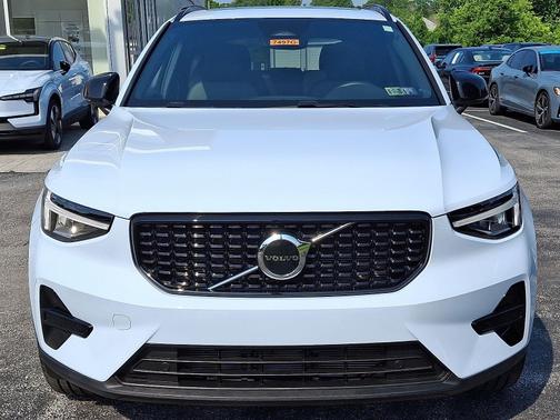 2024 Volvo XC40 B5 AWD Core Dark Theme