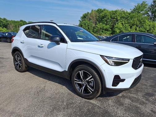 2024 Volvo XC40 B5 AWD Core Dark Theme